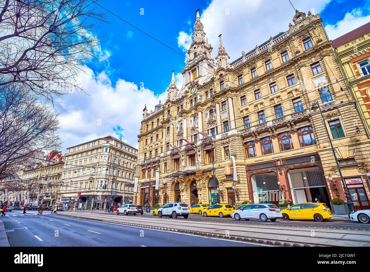BUDAPEST, UNGARN - 23. FEBRUAR 2022: Die herausragende Fassade des historischen New York Palace Budapest Hotels, am 23. Februar in Budapest, Ungarn Stockfoto