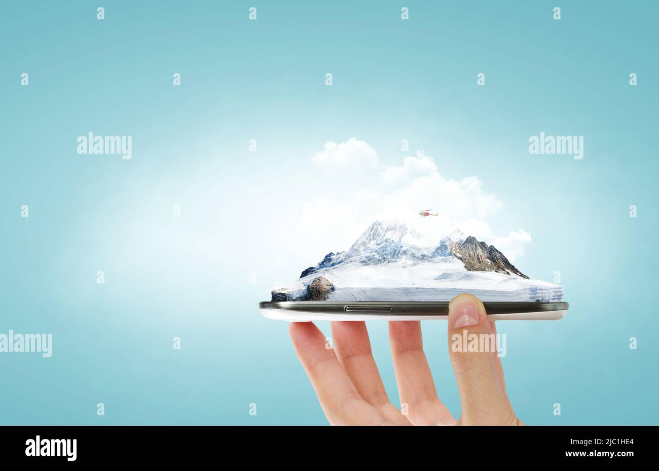 Berg mit Schneedecke in den Händen Stockfoto