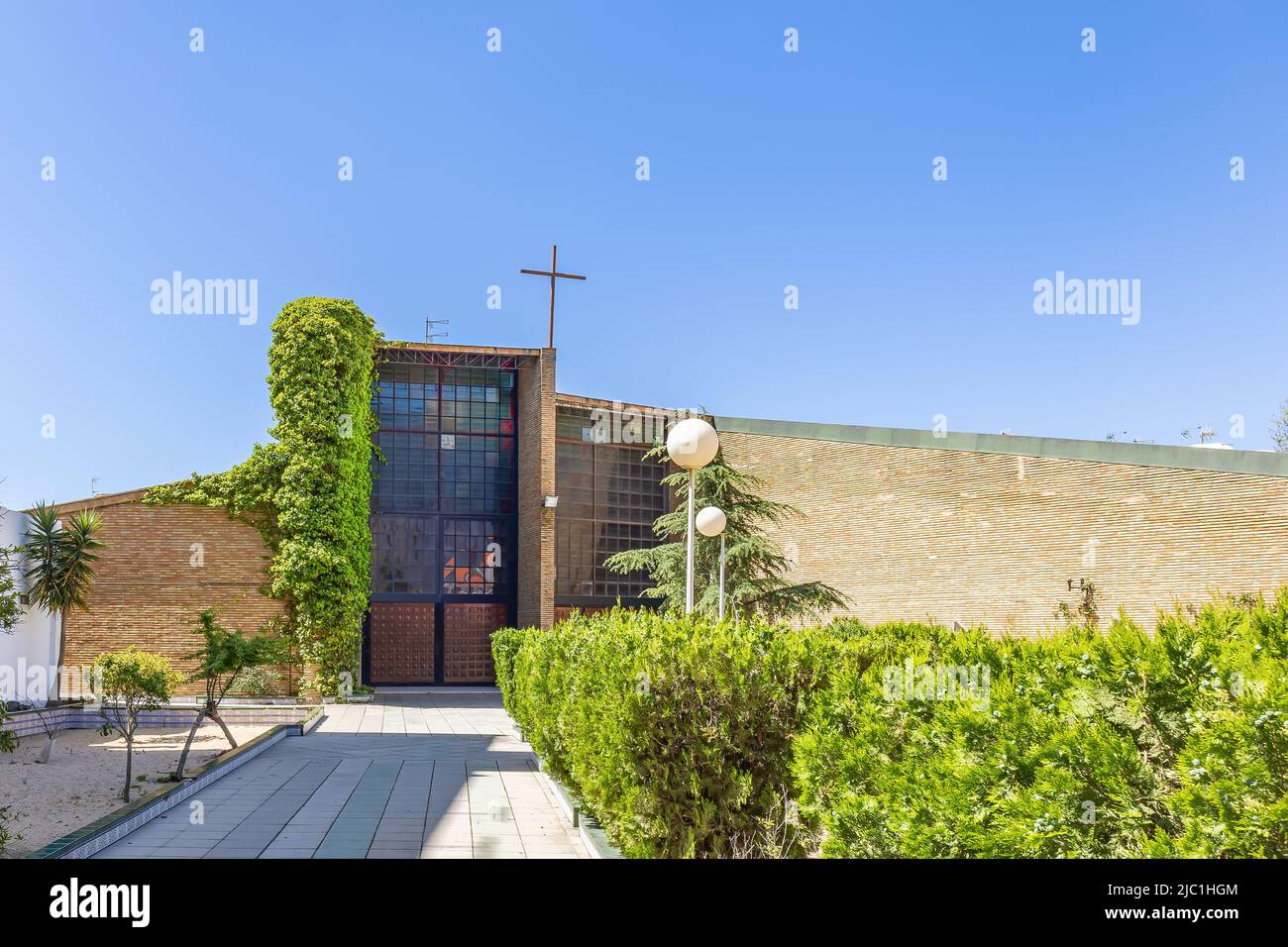 Haupteingang der Kirche Nuestra Señora del Carmen (Unsere Liebe Frau von Carmen) in der calle ancha in Punta Umbria Dorf, Huelva, Andalusien, Spanien Stockfoto