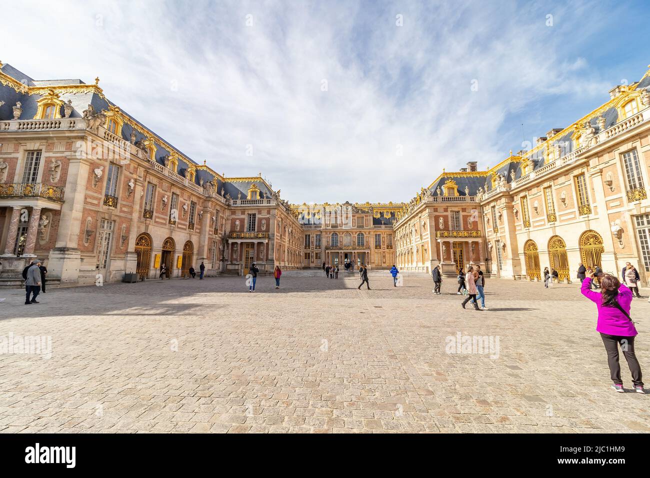 Paris, Frankreich - 17. März 2018: Touristen besuchen das Schloss von Versailles an einem sonnigen Tag Stockfoto