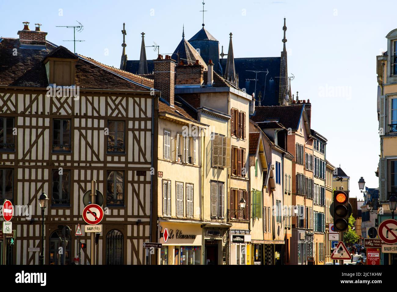 Traditionelle Fachwerkhäuser in der Rue Georges Clemenceau in Troyes, Aube, Champagne-Ardenne, Frankreich. Stockfoto