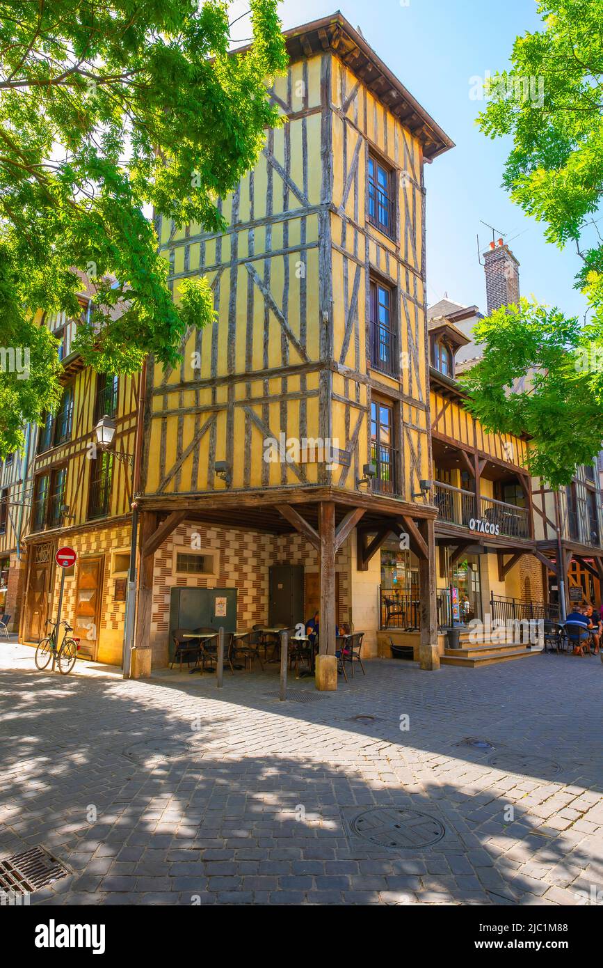 Traditionelles Fachwerkhaus bei der Rue Mignard und der Rue Urbain IV in Troyes, Aube, Champagne-Ardenne, Frankreich. Stockfoto