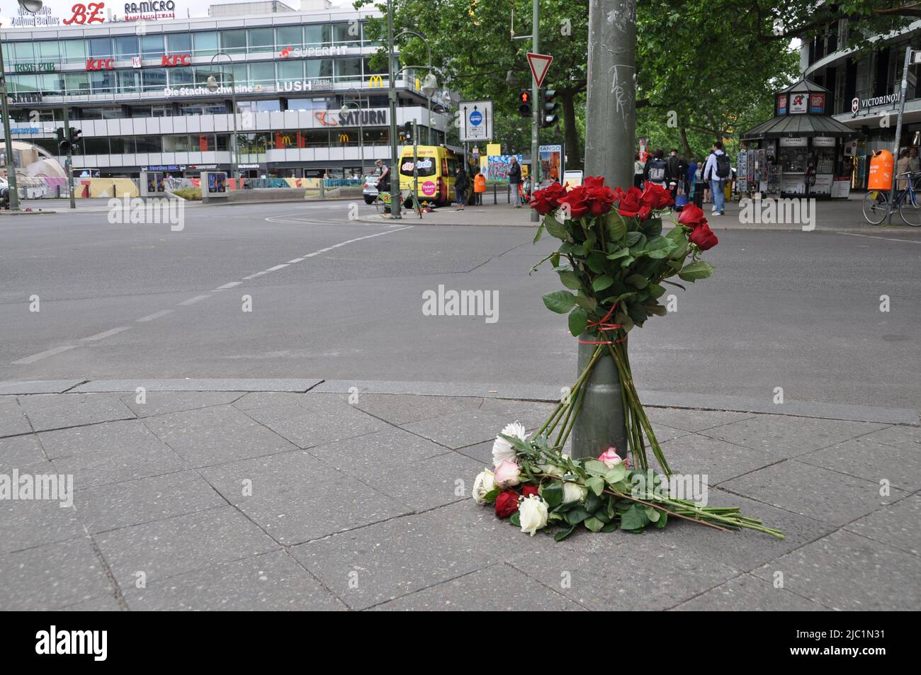 Berlin, Deutschland. 09.. Juni 2022. Blumen lagen im Zentrum von Berlin, Deutschland, 9. Juni 2022. Am Mittwoch, den 8. Juni, fuhr ein 29-jähriger Mann mit seinem Auto auf eine Gruppe von Studenten, tötete ihren Lehrer und stürzte in ein Geschäft ein. Kredit: Ales Zapotocky/CTK Foto/Alamy Live Nachrichten Stockfoto