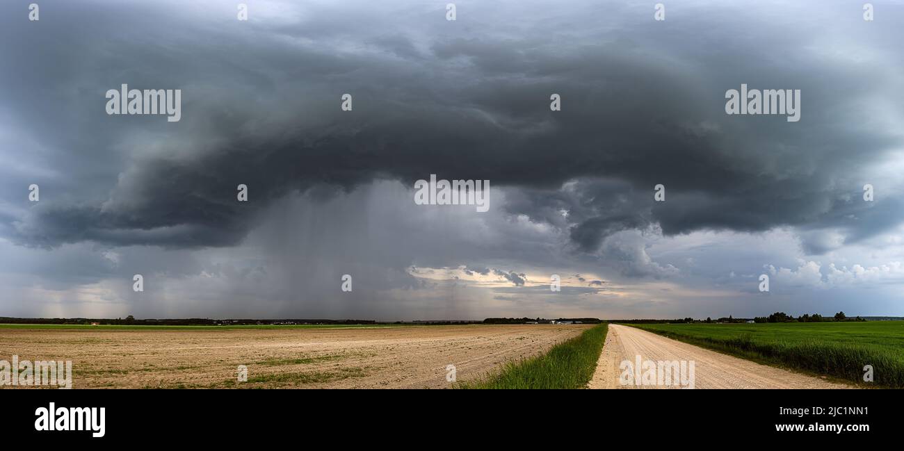 Gewitterwolken über dem Feld, extremes Wetter, gefährlicher Sturm Stockfoto