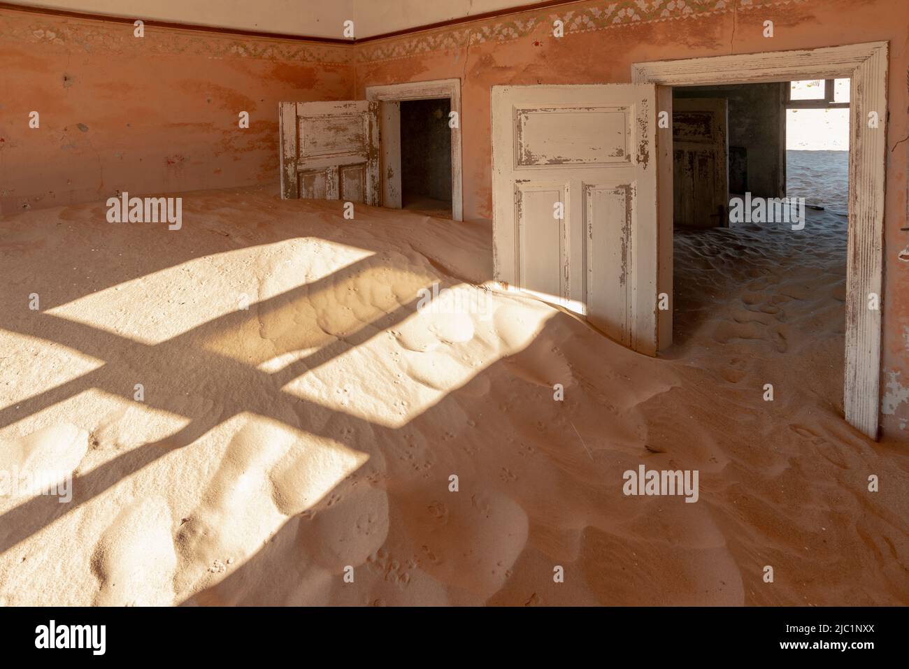 Zimmer voller Wüstensand in verwahrlosten Haus in Kolmanskop Stadt in Namibia Stockfoto