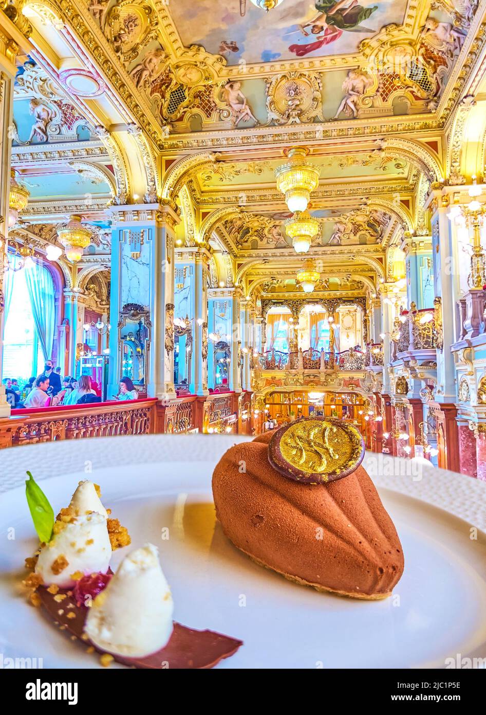 BUDAPEST, UNGARN - 23. FEBRUAR 2022: New Yorker Schokoladenkuchen mit Goldmünze ist ein außergewöhnliches Dessert im New York Cafe, am 23. Februar in Budapest, H Stockfoto