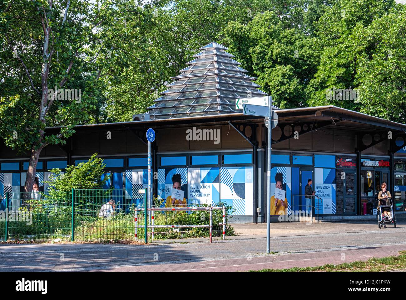 Der U-Bahnhof Johannisthaler Chaussee, der vom Architekten Rainer G. Rümmler entworfen wurde, bedient die Linie U7 in Berlin-Gropiusstadt. Stockfoto