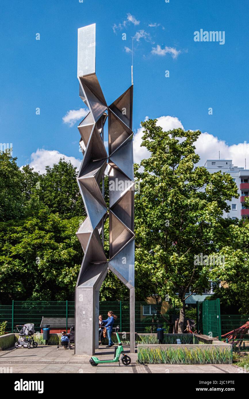 Metallskulptur, Metallskulptur des Bildhauers Peter Johannes Hölzinger, 1968, Rotraut-Richter-Platz, Berlin-Gropiusstadt, Deutschland Stockfoto