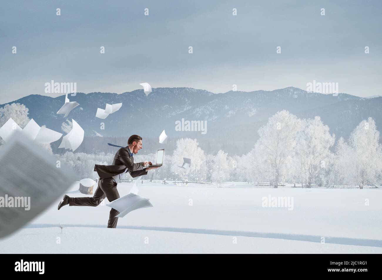 Geschäftsmann, der im Winter auf dem Land läuft Stockfoto