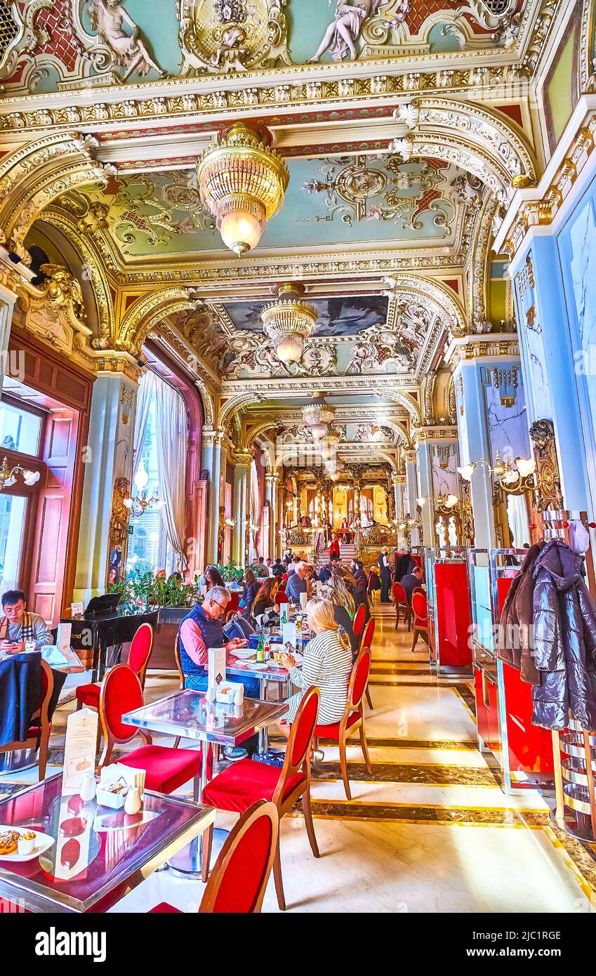BUDAPEST, UNGARN - 23. FEBRUAR 2022: Das New York Cafe mit seiner wunderschönen Inneneinrichtung und der phänomenalen Küche wird zu einem der meistbesuchten Restaurants in Ungarn Stockfoto