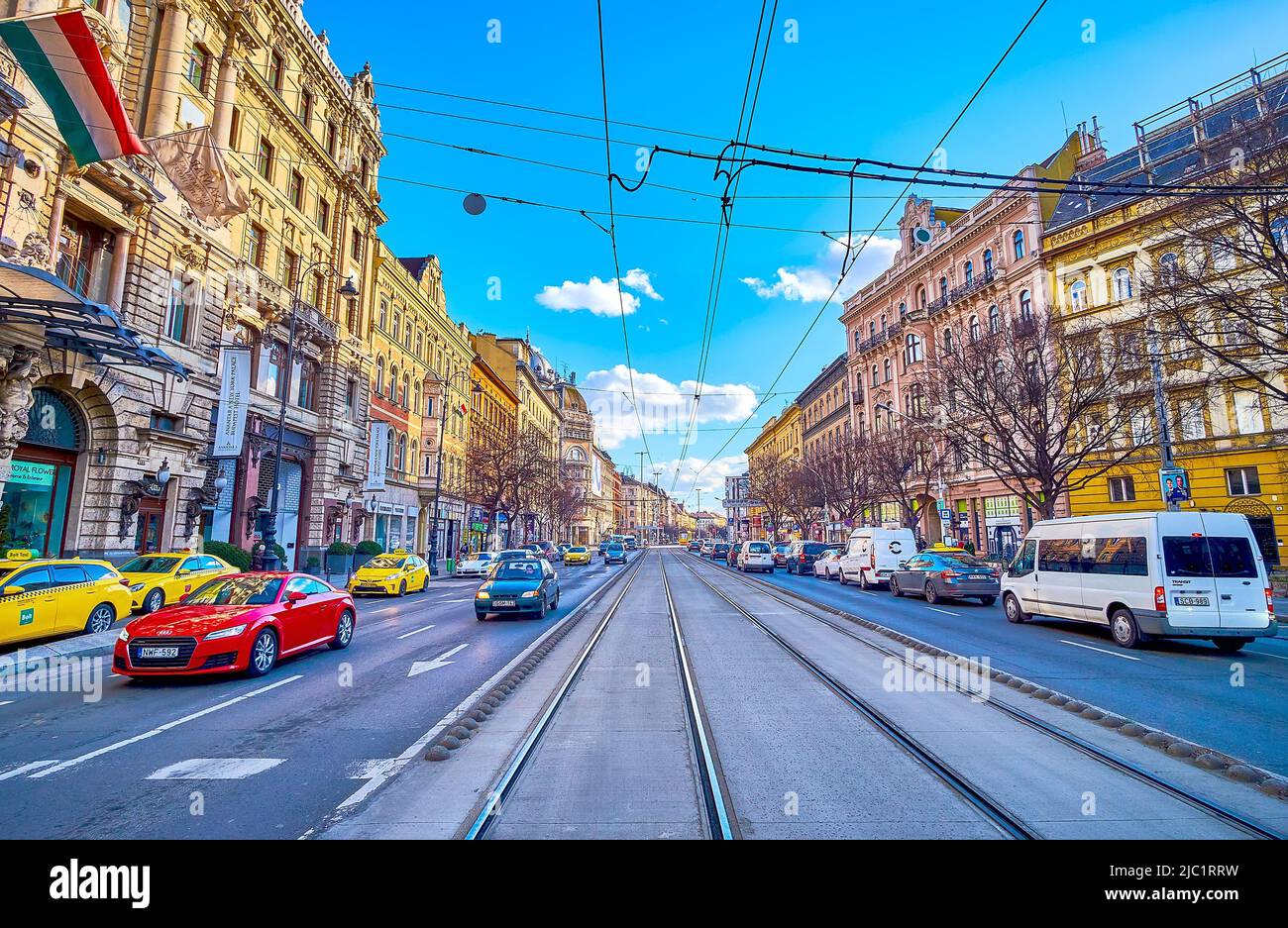 BUDAPEST, UNGARN - 23. FEBRUAR 2022: Der starke Verkehr auf dem Grand Boulevard, einer der belebtesten Straßen auf der Pest-Seite, am 23. Februar in Budapest, Stockfoto