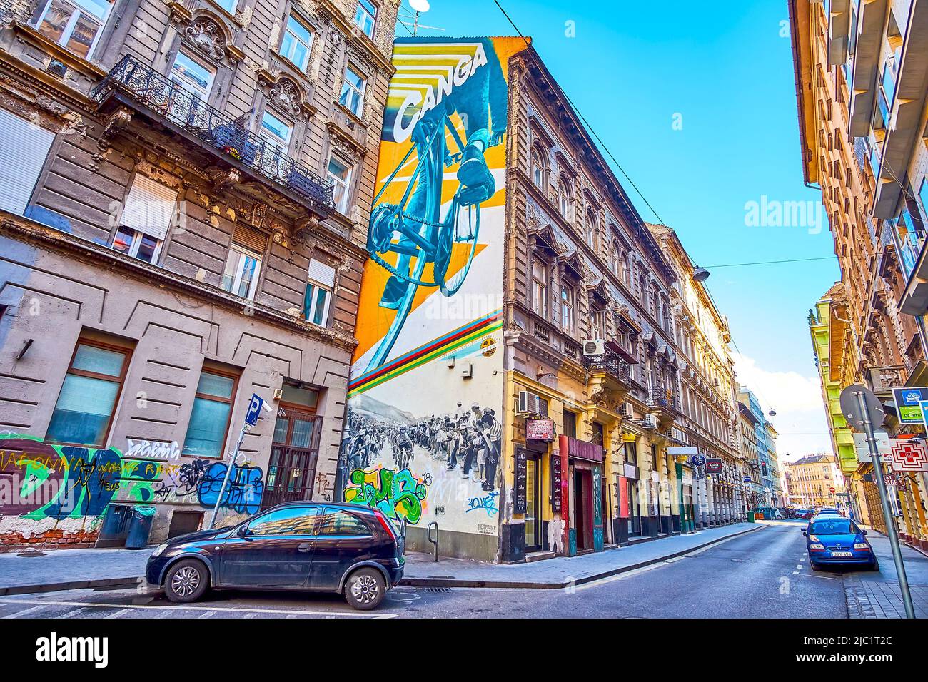 BUDAPEST, UNGARN - 23. FEBRUAR 2022: Erkunden Sie das jüdische Viertel und beobachten Sie große Wandmalereien an den Gebäuden am 23. Februar in Budapest, Ungarn Stockfoto