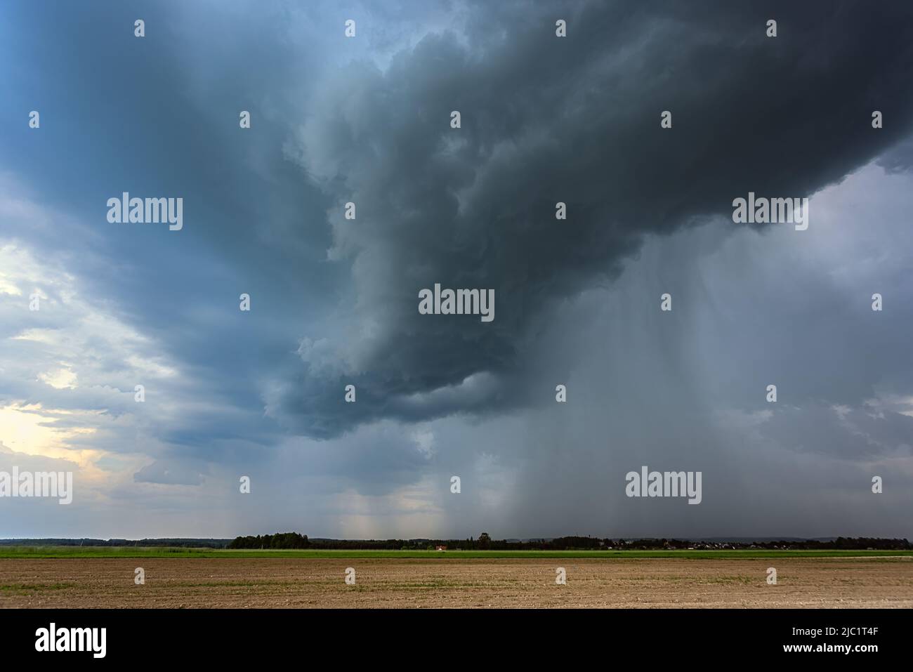 Sturmwolken über dem Feld, Regenschauer, gefährlicher Sturm Stockfoto