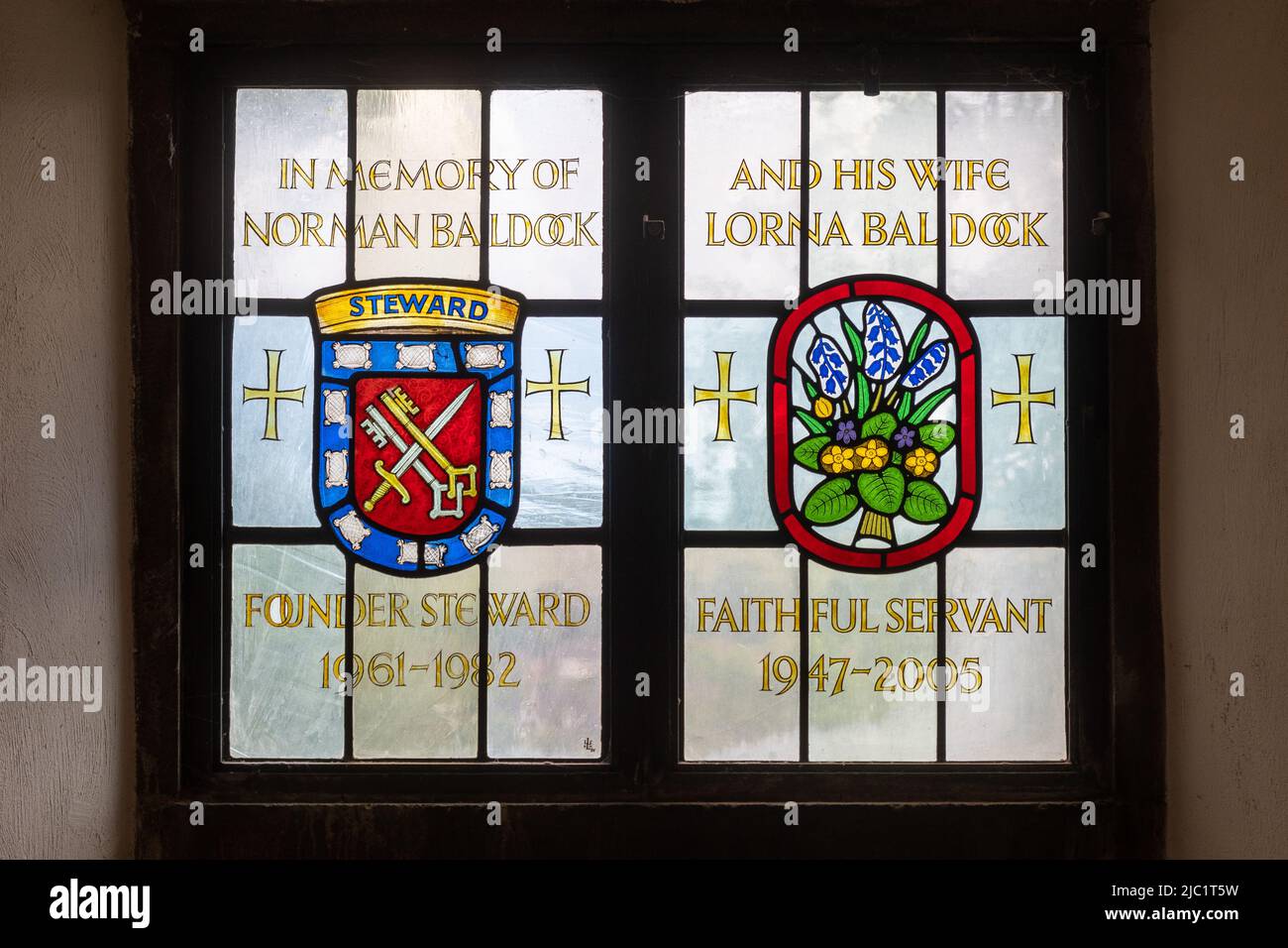 Buntglasfenster zum Gedenken an Norman Baldock und seine Frau Lorna Baldock, Gründerin der Guildford Cathedral, Surrey, England, Großbritannien Stockfoto