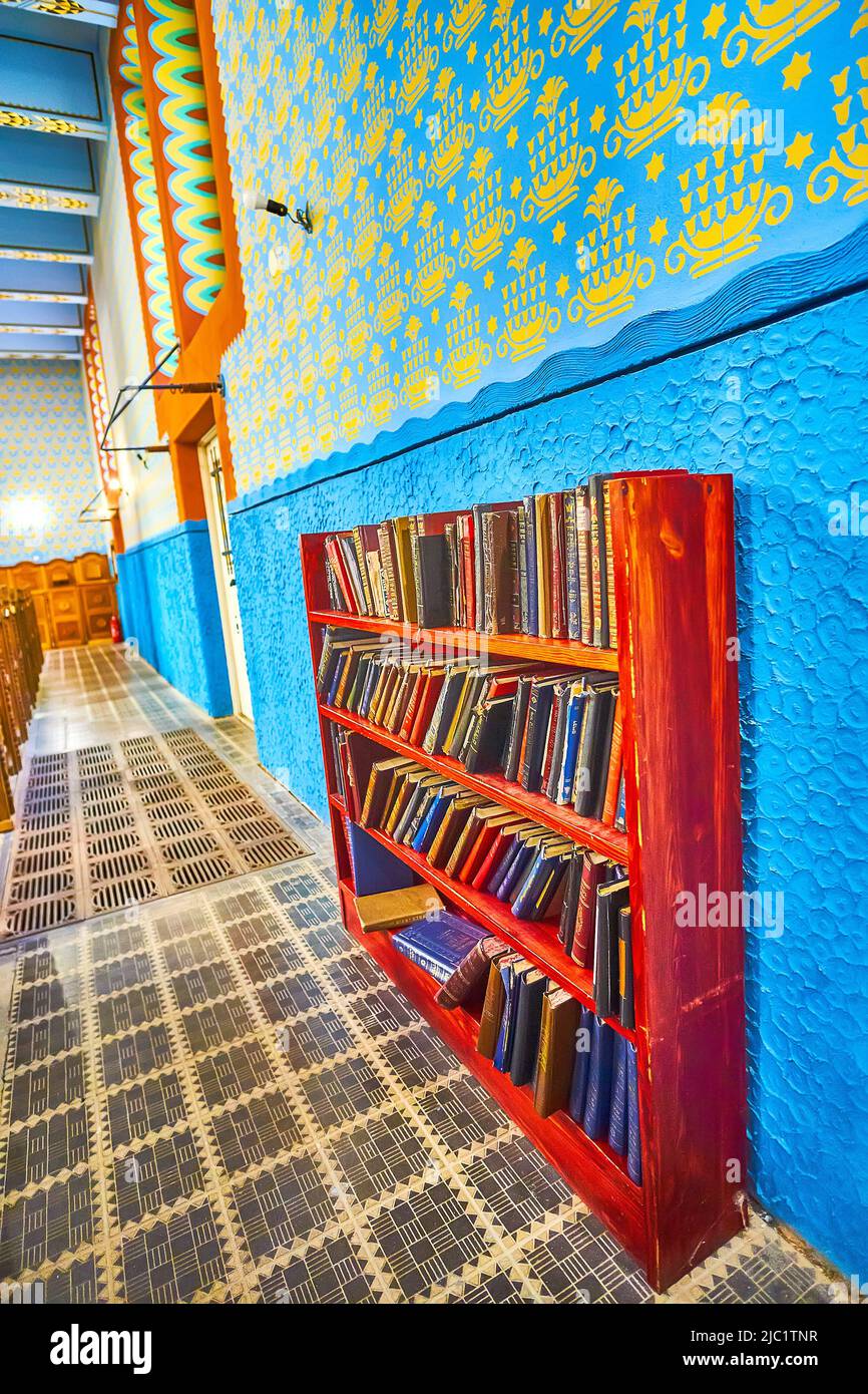 BUDAPEST, UNGARN - 23. FEBRUAR 2022: Das kleine Bücherregal mit Religionsbüchern in der Synagoge in der Kazinczy Straße, am 23. Februar in Budapest, Ungarn Stockfoto