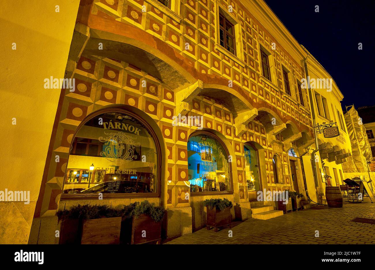 BUDAPEST, UNGARN - 23. FEBRUAR 2022: Die malerische Fassade des Restaurants im Burgviertel auf dem Budaer Hügel, am 23. Februar in Budapest, Ungarn Stockfoto