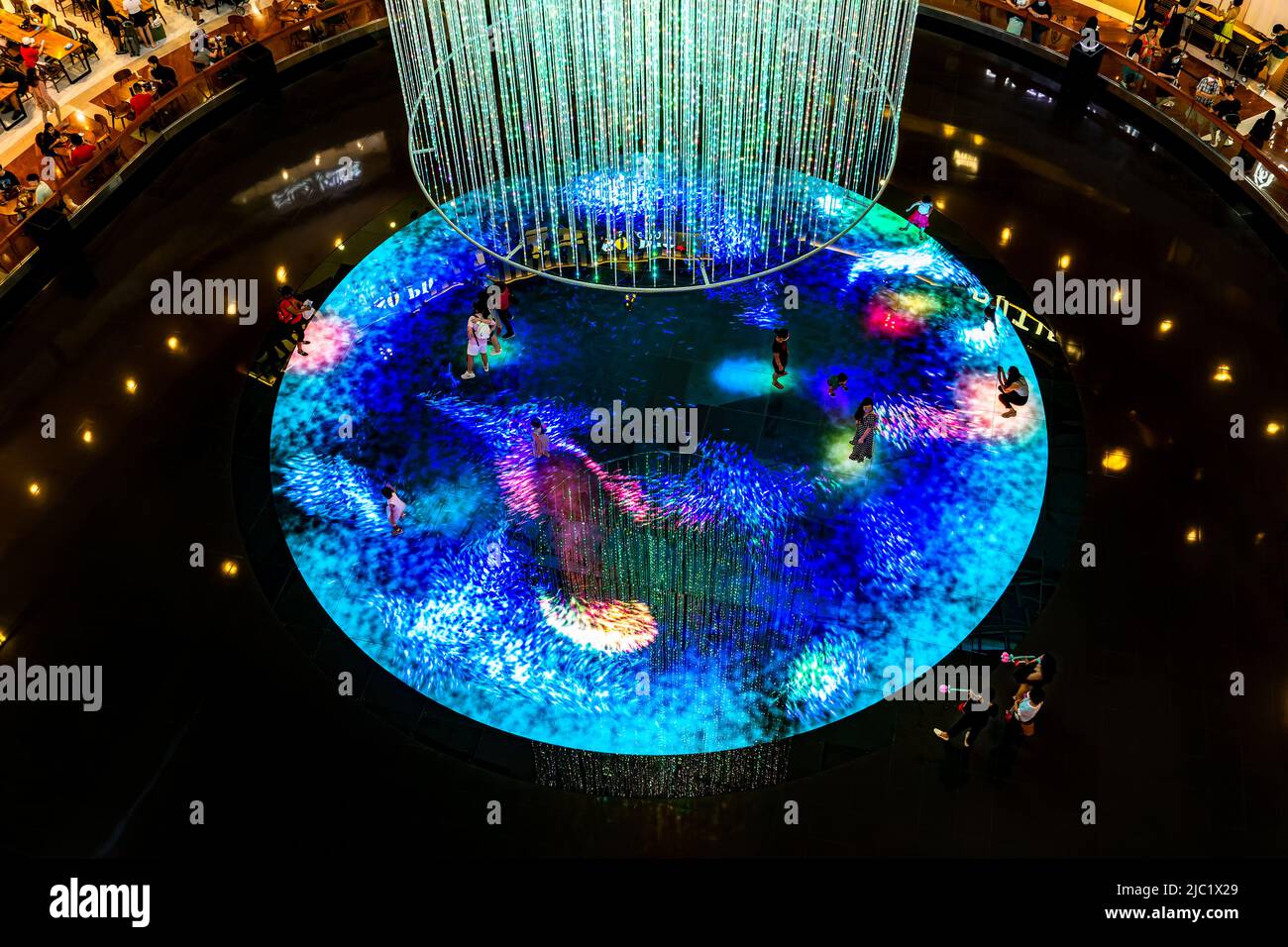 Digital Light Canvas Display ist eine interaktive digitale Kunstinstallation in Marina Bay Sands, Singapur. Stockfoto
