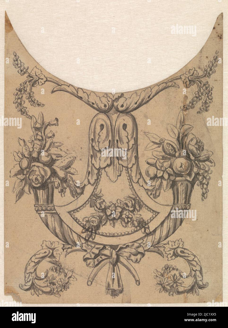 Ornamentaler Zaun unter einem halbrunden Ausschnitt, vielleicht als Zifferblatt gedacht, bestehend aus zwei Hörnern auf beiden Seiten eines Schildes, verziert mit Blattmotiven, Verschluss, Zeichner: Anonym, Frankreich, (möglicherweise), c. 1780 - c. 1800, Papier, Pinsel, Stift, H 199 mm × B 150 mm Stockfoto