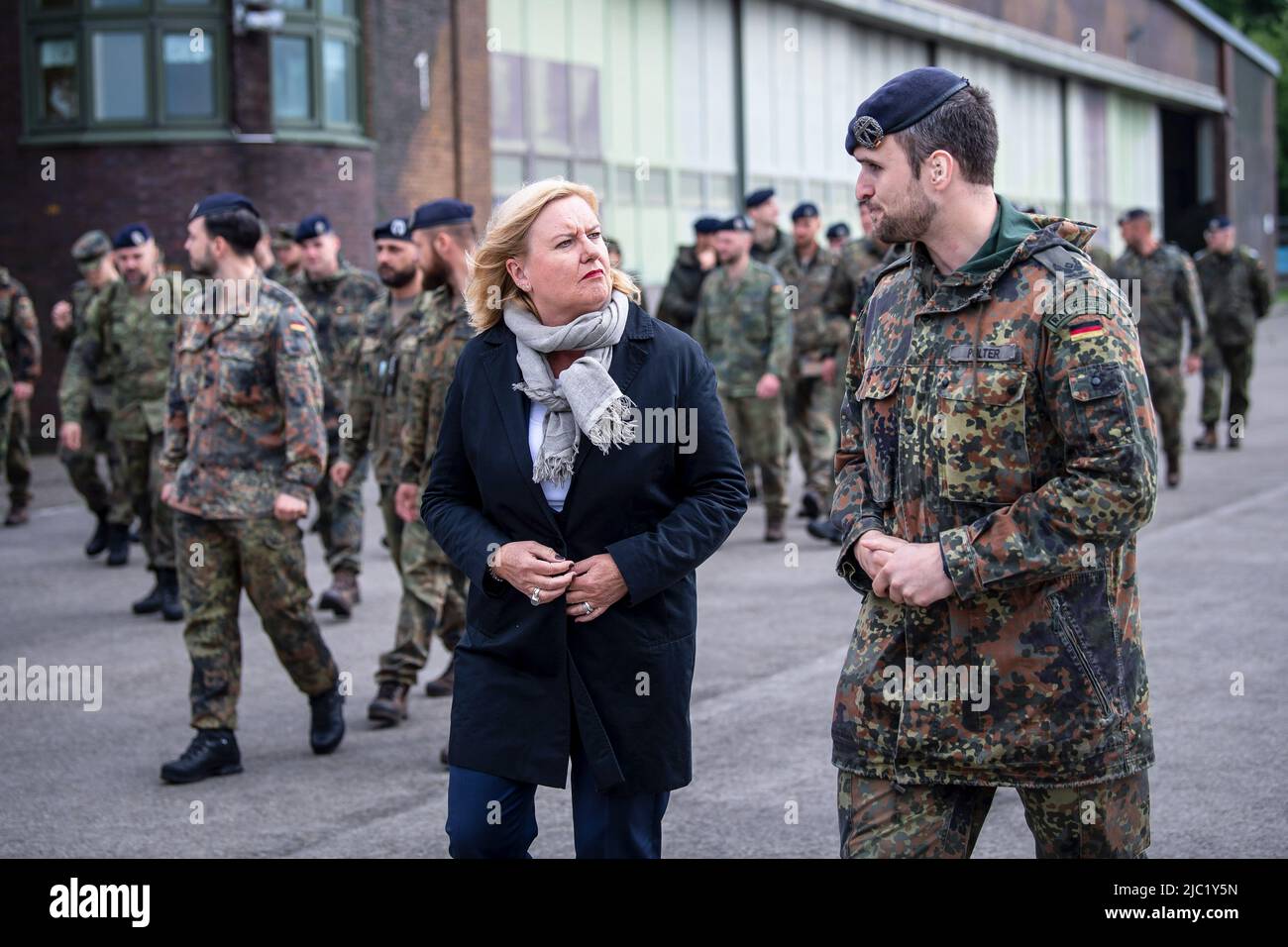 Schortens, Deutschland. 09.. Juni 2022. Eva Högl (SPD), Beauftragte des Bundesparlaments für die Bundeswehr, spricht mit Major Dirk Polter während ihres Truppenbesuchs. Verteidigungskommissar Högl besucht das Friesland-Objektschutzregiment der Luftwaffe. Neben Gesprächen mit Soldaten folgt Högl einer Übung des Objektschutzregiments, bei der ein Tornado-Pilot nach einem Angriff mit giftigen Materialien unter NBC-Schutzausrüstung gerettet werden muss. Quelle: Sina Schuldt/dpa/Alamy Live News Stockfoto