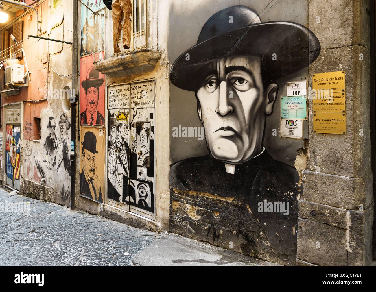 Napoli, Italien - Oktober 15 2021: Wandmalereien und Graffiti schmücken die Straßen des düsteren historischen Zentrums von Napoli in Süditalien Stockfoto