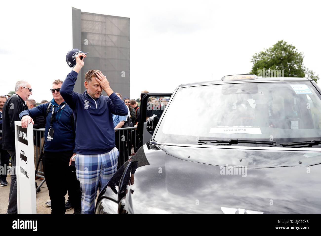 Ian Poulter steigt in ein schwarzes Londoner Taxi, um am ersten Tag der LIV Golf Invitational Series im Centurion Club, Hertfordshire, zu seinem Start-T-Shirt zu fahren. Bilddatum: Donnerstag, 9. Juni 2022. Stockfoto