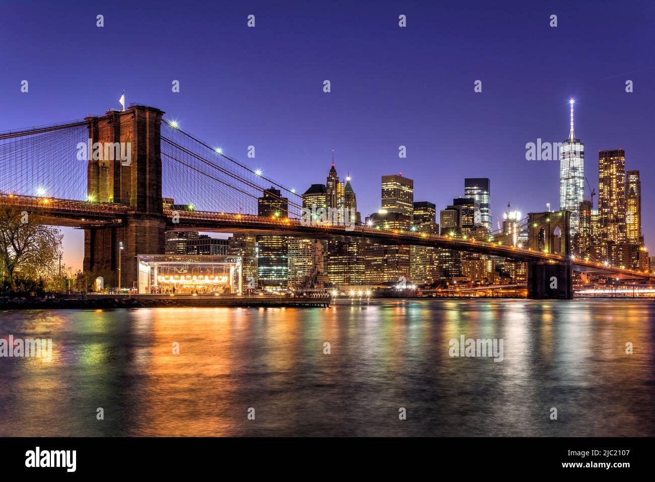 Nachtansicht der Brooklyn Bridge mit Skyline von Lower Manhattan, Brooklyn, New York, USA Stockfoto