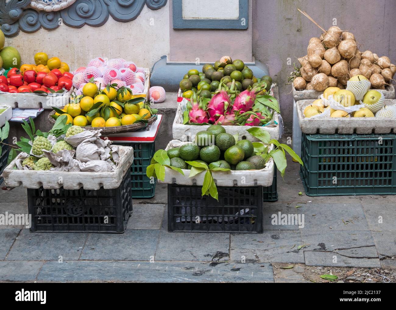 Verschiedene Arten von Früchten Verkauf in den Morgen Vietnam-Markt. Stockfoto