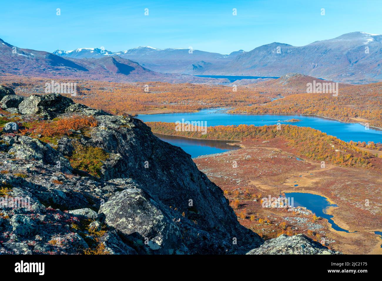 Epischer Blick auf die riesige arktische Landschaft des Stora Sjofallet National Park, Schweden, am Herbsttag. Berge und Täler Lapplands. Herbstfarben in der Stockfoto