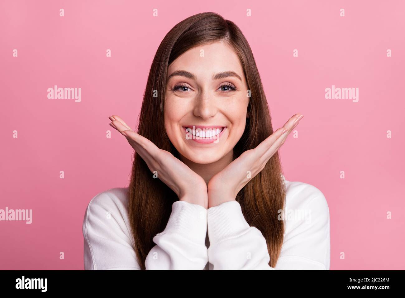 Foto von jungen Frau glücklich positive toothy Lächeln Keramik Veneers Klinik isoliert über rosa Hintergrund Stockfoto