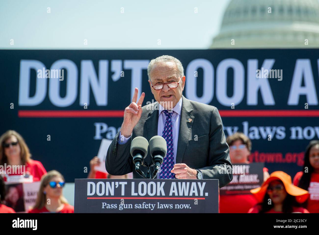 Washington, Vereinigte Staaten Von Amerika. 08.. Juni 2022. Der Mehrheitsführer des US-Senats, Chuck Schumer (Demokrat von New York), hält am Mittwoch, den 8. Juni 2022, bei einem Protest von Everytown für Waffensicherheit und seine Basisnetzwerke, Moms Demand Action und Students Demand Action, in der Nähe des US-Kapitols in Washington eine Rede. Quelle: Rod Lampey/CNP/Sipa USA Quelle: SIPA USA/Alamy Live News Stockfoto