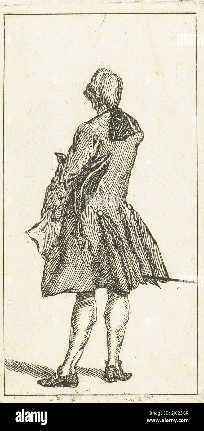 Stehender Mann in eleganter Kleidung im ersten Viertel 18. Jahrhundert und Schwanzperücke. Tricorne unter dem Arm, Schwert daneben, von hinten gesehen., stehender Mann mit Schwanzperücke, Druckerei: Jan de Beijer, (auf Objekt erwähnt), Niederlande, 1720 - 1780, Papier, Ätzung, H 132 mm × B 70 mm Stockfoto