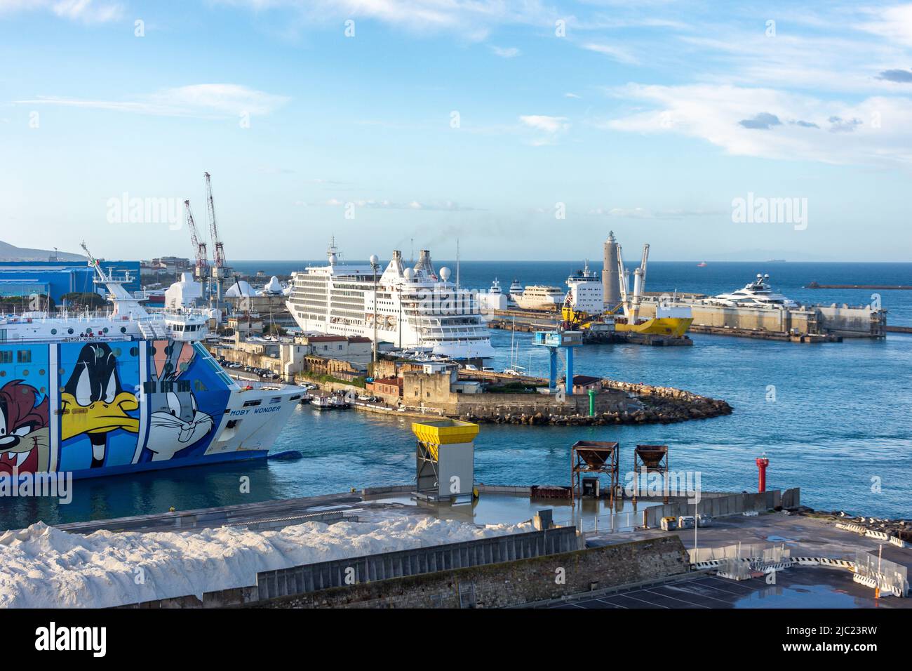 Passagierfähre und Kreuzschiffe in Hafen von Livorno, Livorno, Toskana, Italien Stockfoto