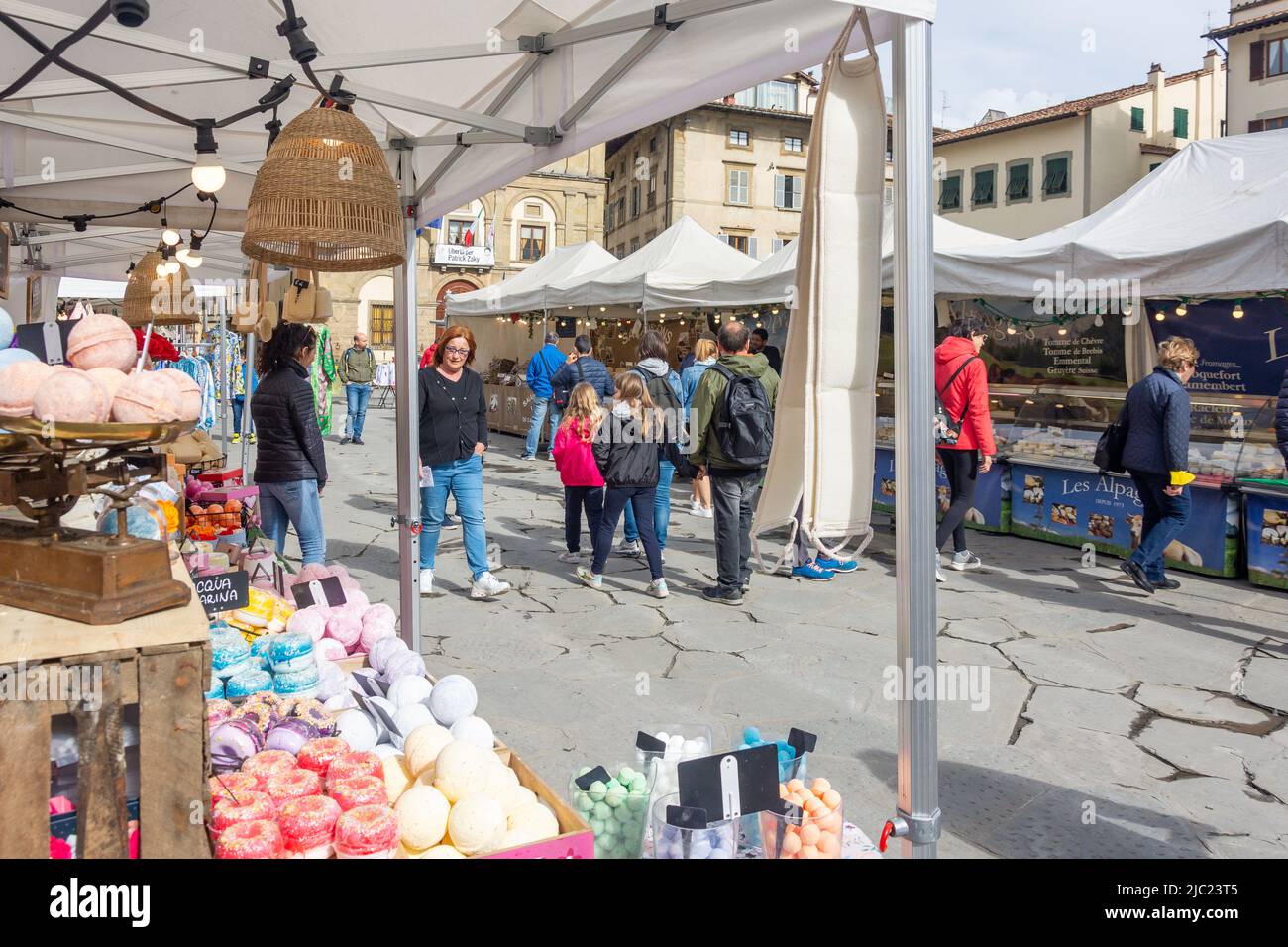 Marktstände von Outdooor, Piazza di Santa Croce, Florenz (Florenz), Toskana, Italien Stockfoto