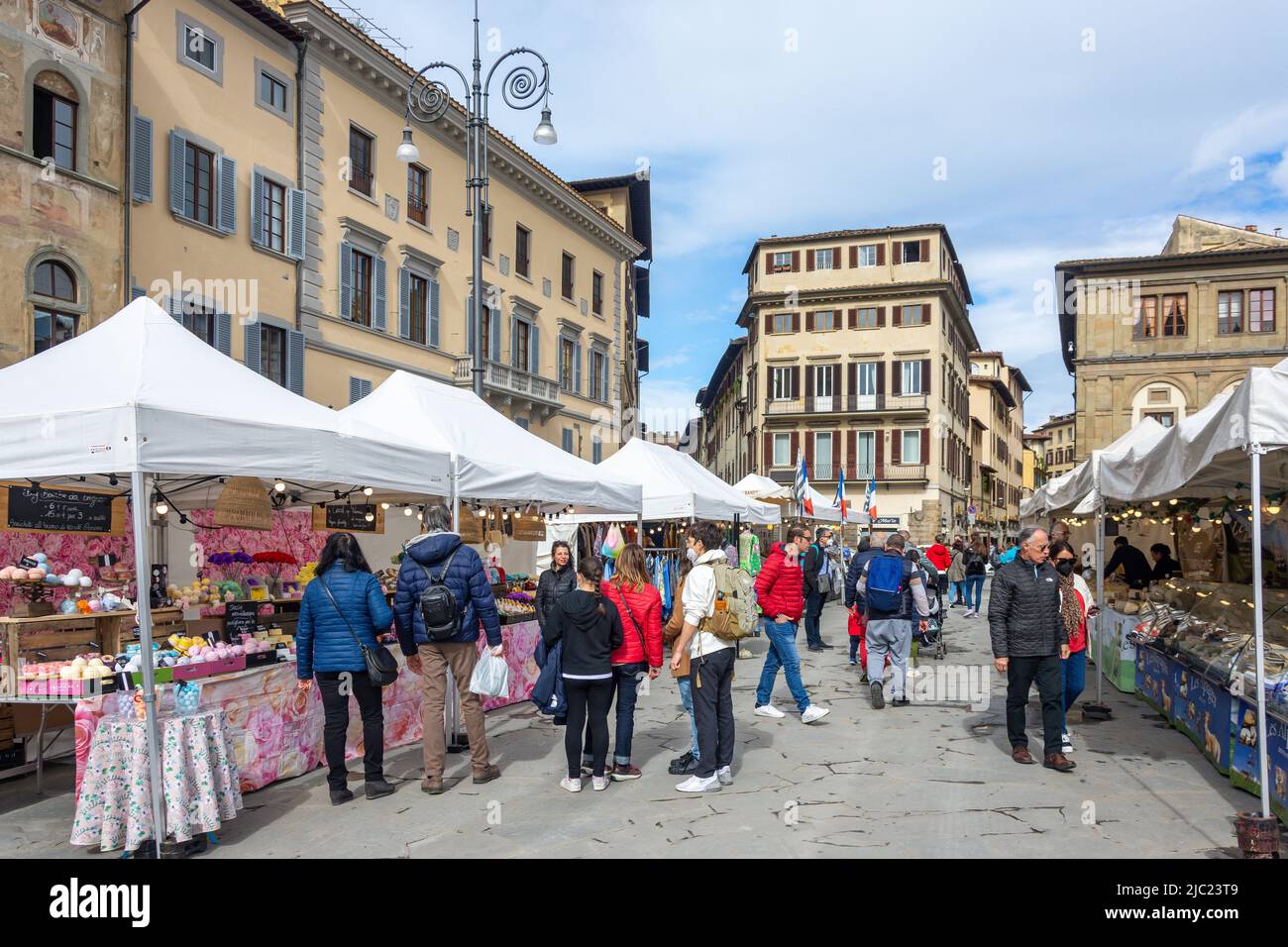 Marktstände von Outdooor, Piazza di Santa Croce, Florenz (Florenz), Toskana, Italien Stockfoto