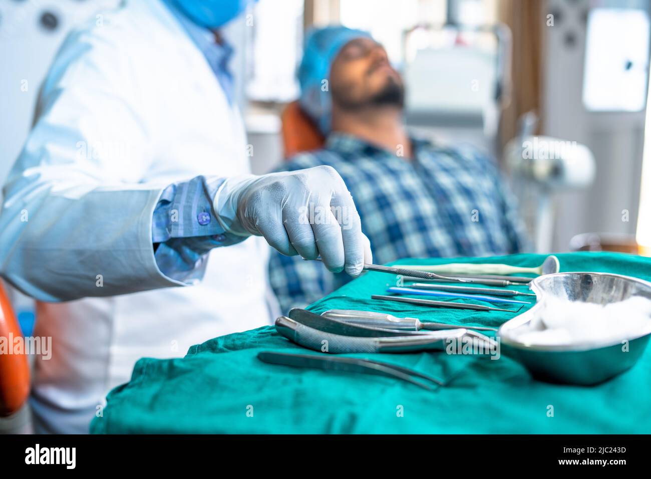 Nahaufnahme des Zahnarztes mit medizinischen Geräten für Zähne oder orale Behandlung im Krankenhaus - Konzept der Expertise, Beruf und Zahn Stockfoto