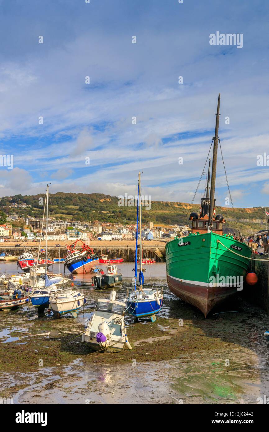 Ein restaurierter Great Yarmouth Trawler 'Lydia Eva' im Hafen von Lyme Regis an der Jurassic Coast, wartet darauf, in einem Hollywood-Film zu erscheinen, Dorset, England, Großbritannien Stockfoto