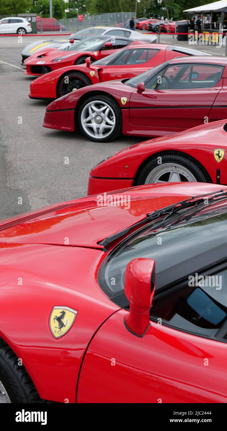 Red Ferrari Sport- und Straßenfahrzeuge Stockfoto
