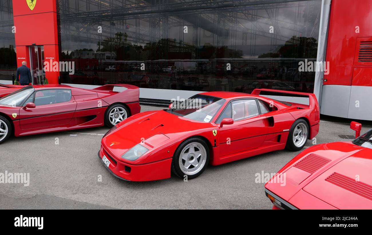 Red Ferrari Sport- und Straßenfahrzeuge Stockfoto