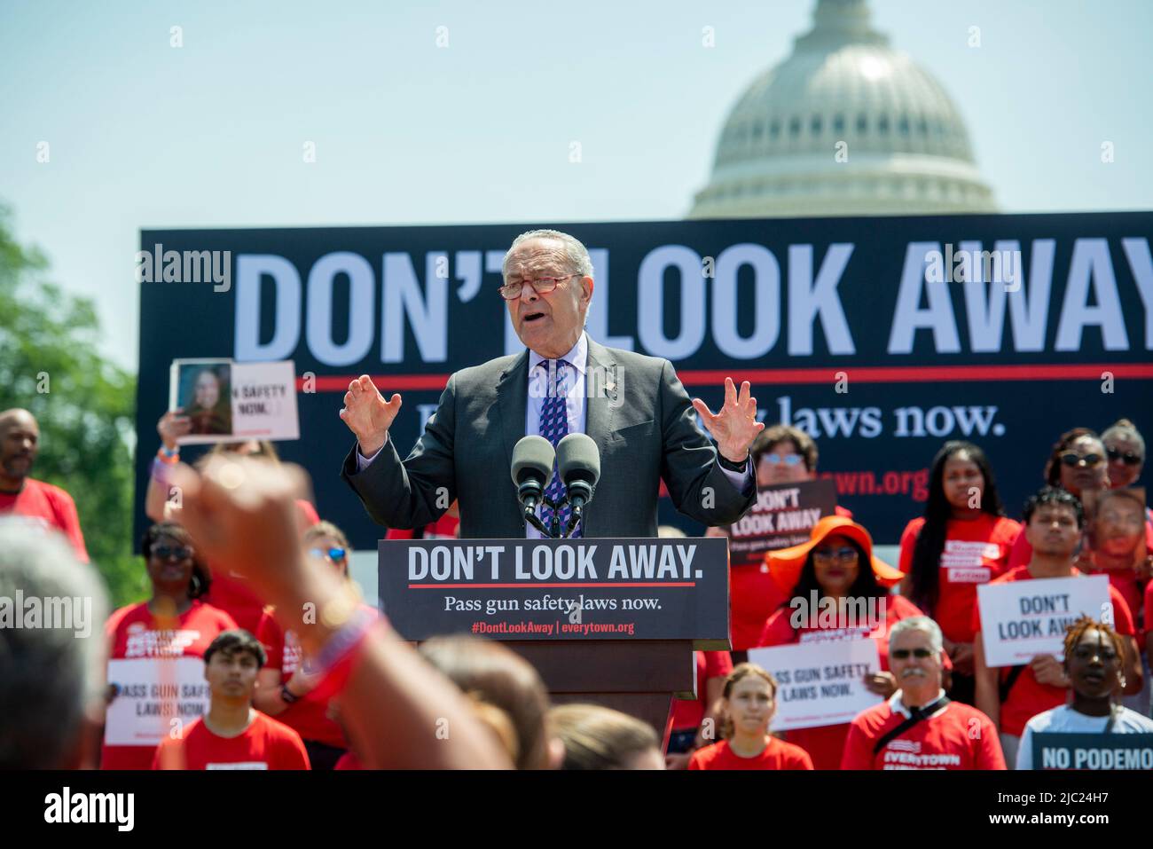 Washington, Vereinigte Staaten Von Amerika. 08.. Juni 2022. Der Mehrheitsführer des US-Senats, Chuck Schumer (Demokrat von New York), hält am Mittwoch, den 8. Juni 2022, bei einem Protest von Everytown für Waffensicherheit und seine Basisnetzwerke, Moms Demand Action und Students Demand Action, in der Nähe des US-Kapitols in Washington eine Rede. Quelle: Rod Lampey/CNP/Sipa USA Quelle: SIPA USA/Alamy Live News Stockfoto