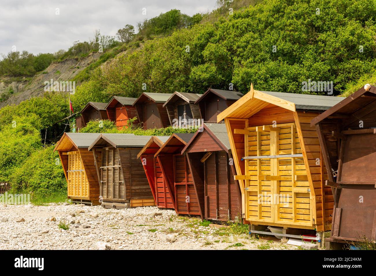 Strandhütten am Meer bei Lyme Regis, Dorset, England Stockfoto