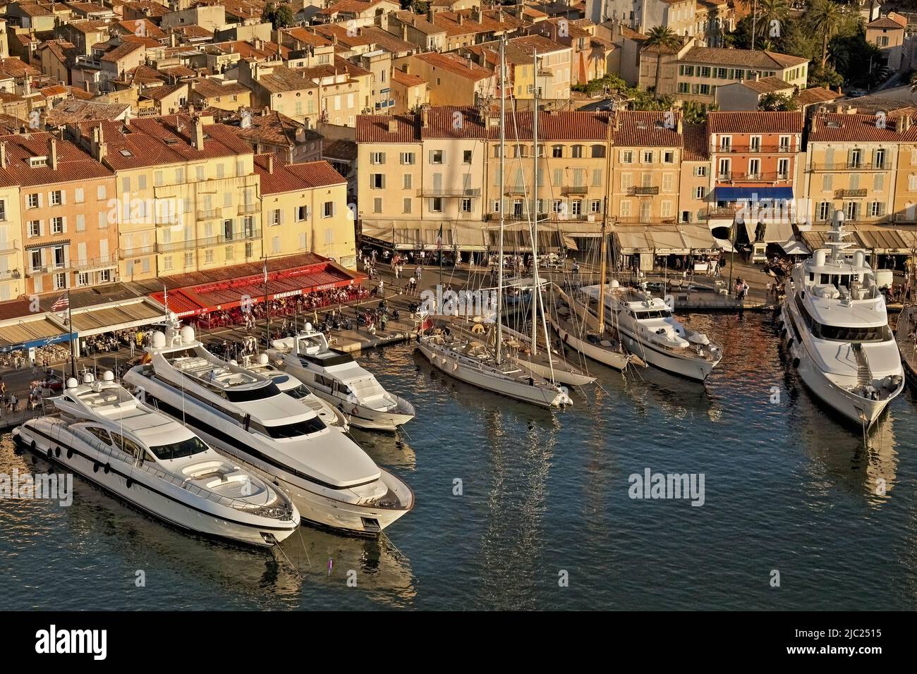 Frankreich - Provence. Var (83) Saint Tropez. Luftaufnahme des Hafens von Westen. Im Hintergrund der Kai Jean Jaures und das Café Sénequier Stockfoto