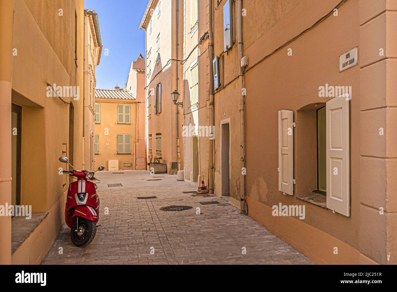 Frankreich. Provence. Var (83) Saint-Tropez. Im Stadtteil La Ponche, dem ältesten im Dorf, rue Saint Jean Stockfoto
