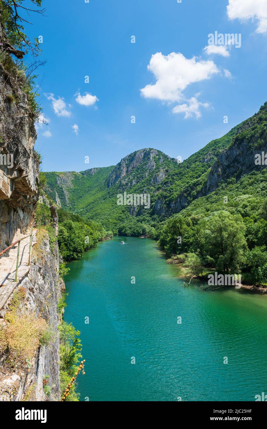 Matka Canyon in Skopje, Nord-Mazedonien. Landschaft von Matka Canyon und See, ein beliebtes Touristenziel in Mazedonien Stockfoto