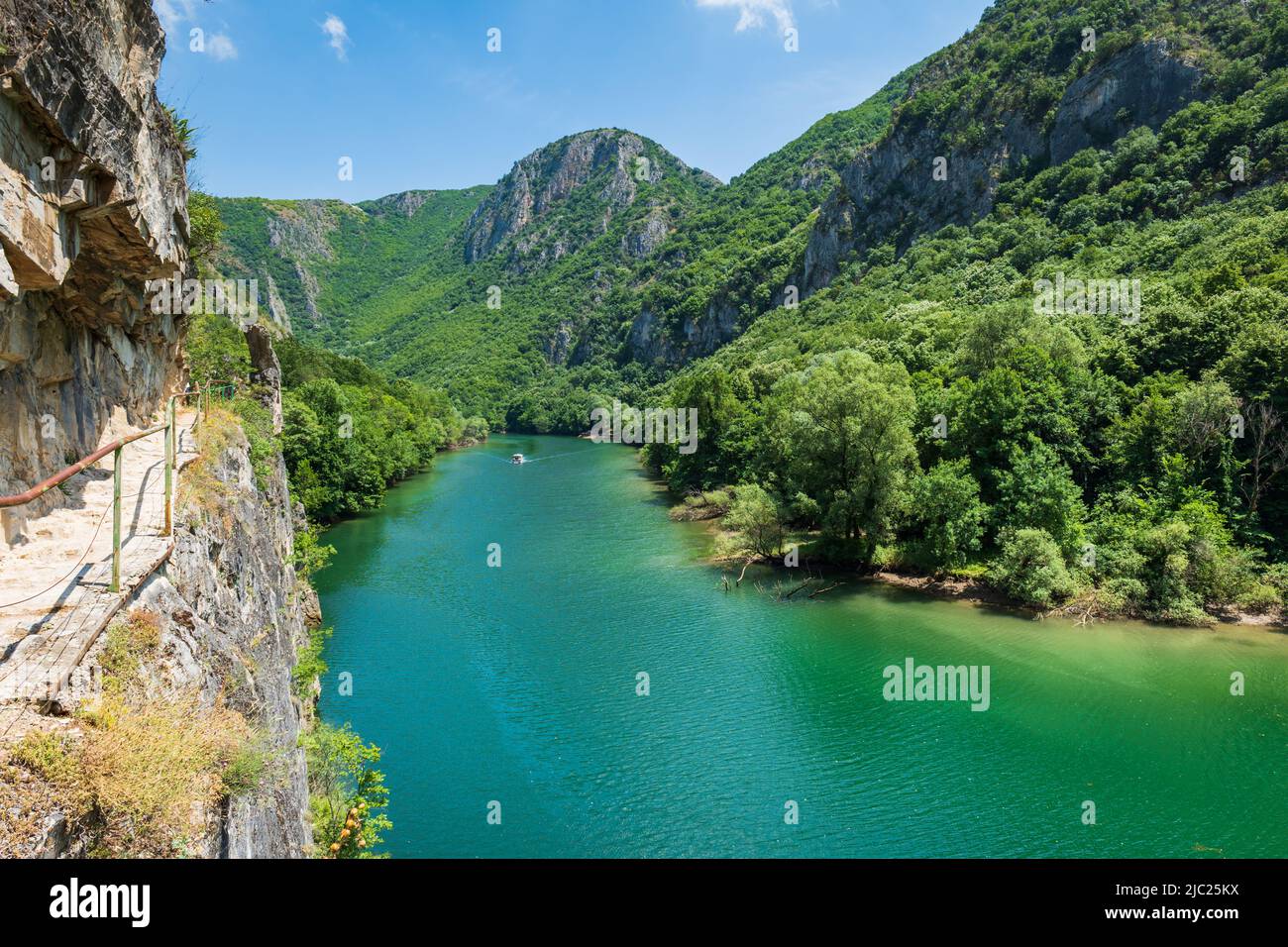 Matka Canyon in Skopje, Nord-Mazedonien. Landschaft von Matka Canyon und See, ein beliebtes Touristenziel in Mazedonien Stockfoto