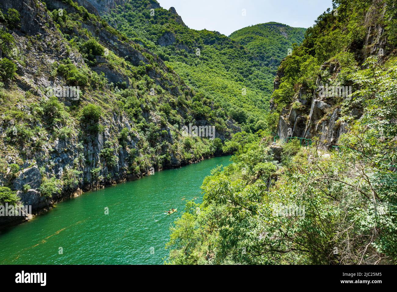 Matka Canyon in Skopje, Nord-Mazedonien. Landschaft von Matka Canyon und See, ein beliebtes Touristenziel in Mazedonien Stockfoto