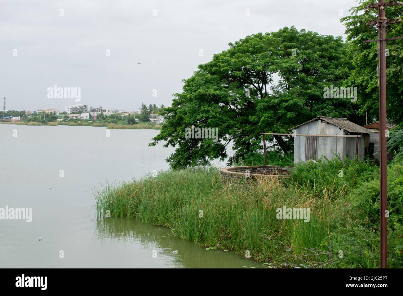 Eine Hütte am Ufer eines Sees. Blick aus Indien. Stockfoto