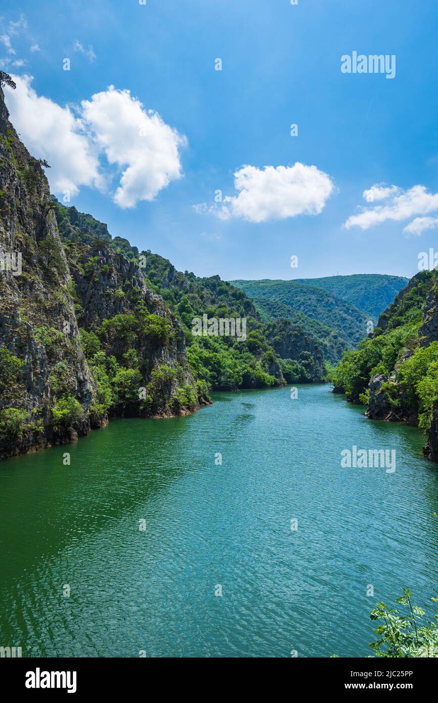 Matka Canyon in Skopje, Nord-Mazedonien. Landschaft von Matka Canyon und See, ein beliebtes Touristenziel in Mazedonien Stockfoto