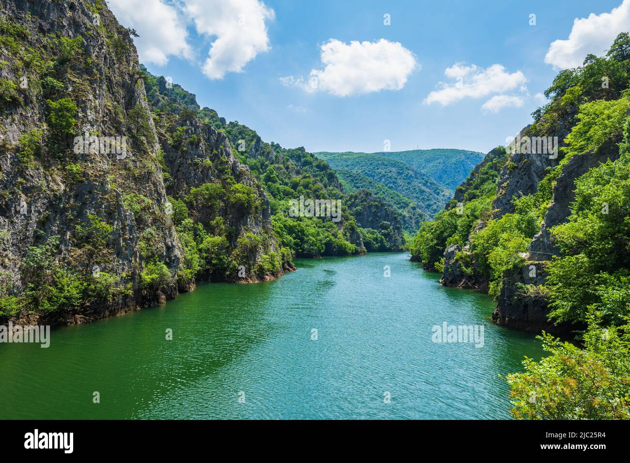 Matka Canyon in Skopje, Nord-Mazedonien. Landschaft von Matka Canyon und See, ein beliebtes Touristenziel in Mazedonien Stockfoto