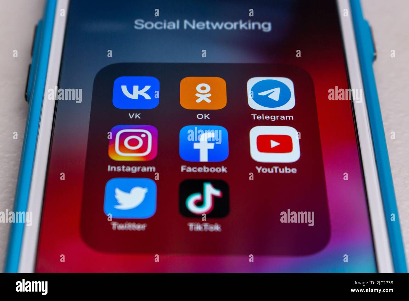 Kumamoto, JAPAN - Mär 23 2022 : Beliebte SNS in Russland (Vkontakte, Odnoklassniki, Telegram, Instagram, Facebook, YouTube, Twitter und TikTok) auf dem iPhone Stockfoto