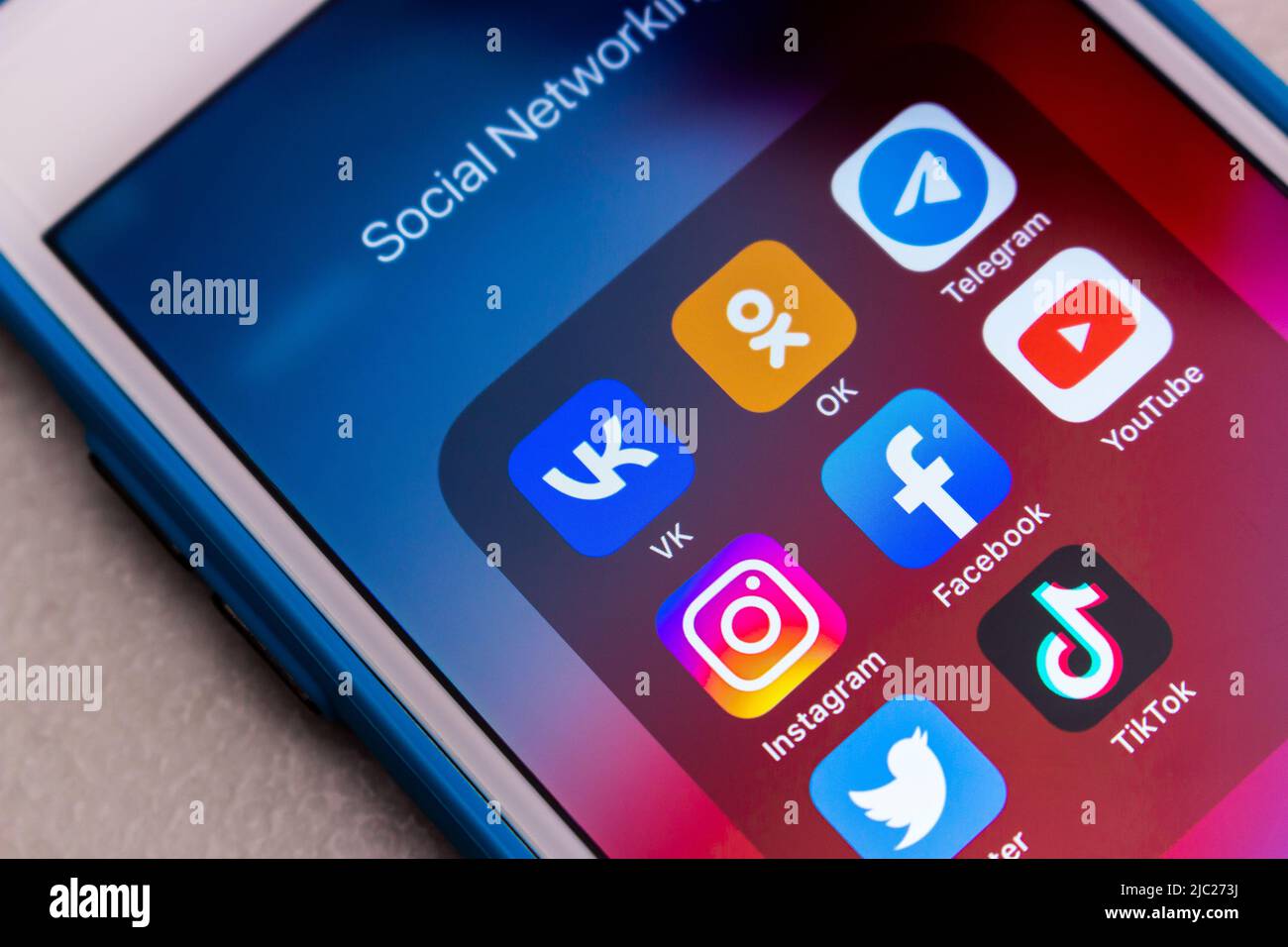 Kumamoto, JAPAN - Mär 23 2022 : Beliebte SNS in Russland (Vkontakte, Odnoklassniki, Telegram, Instagram, Facebook, YouTube, Twitter und TikTok) auf dem iPhone Stockfoto